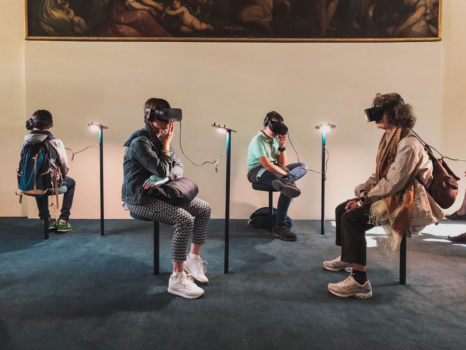 Pessoas usam óculos de realidade virtual em museu.